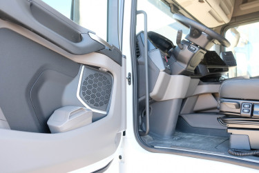 R 560 6x2*4 Ekeri skåpbil