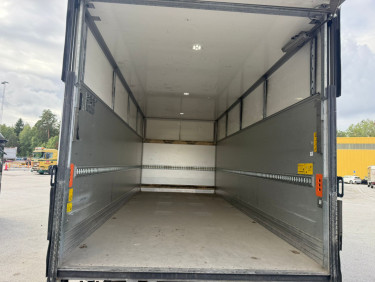 FL 250 16 ton skåpbil med höj/sänkbart tak