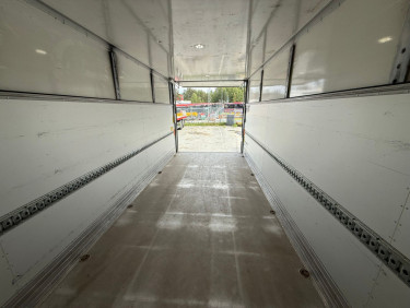 FL 250 16 ton skåpbil med höj/sänkbart tak