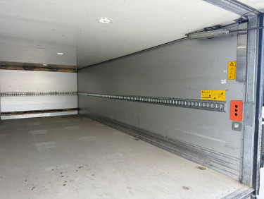 FL 250 16 ton skåpbil med höj/sänkbart tak