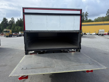 FL 250 16 ton skåpbil med höj/sänkbart tak