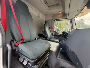 FL 250 16 ton skåpbil med höj/sänkbart tak