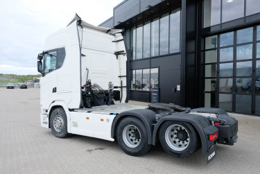 S 590 6x2 dragbil av 2024 års modell