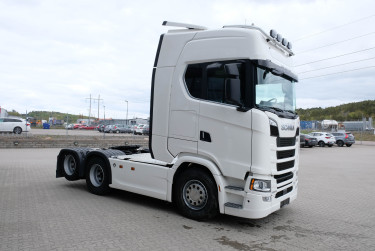 S 590 6x2 dragbil av 2024 års modell
