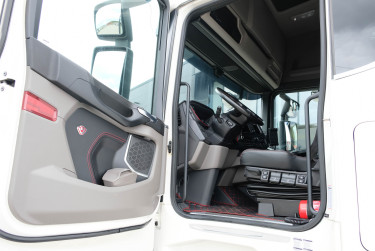 S 590 6x2 dragbil av 2024 års modell