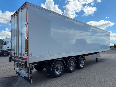 Ny Närko 3 axlad utrikes skåptrailer