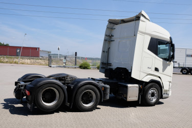 DAF XF530 FTS 6x2 2023 - välutrustad dragbil med 38 396 mil