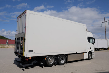 Scania R500 Super 6x2*4 Ekeri 2022 - välutrustad skåpbil med bakgavellift