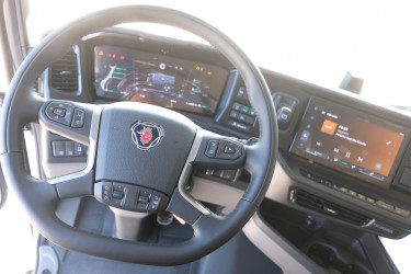 Scania S660 V8 6x2 Ekeri skåpbil - öppningsbar sida och dubbellast