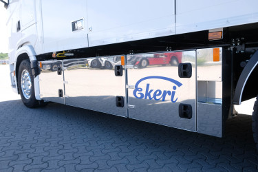 Scania S660 V8 6x2 Ekeri skåpbil - öppningsbar sida och dubbellast