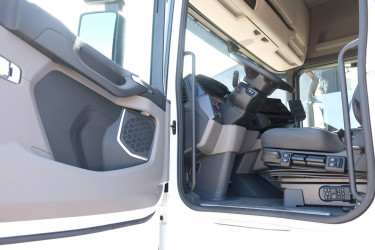Scania S660 V8 6x2 Ekeri skåpbil - öppningsbar sida och dubbellast