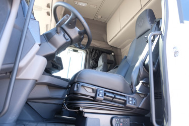 Scania S660 V8 6x2 Ekeri skåpbil - öppningsbar sida och dubbellast