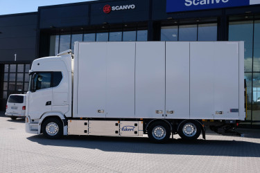 Scania S660 V8 6x2 Ekeri skåpbil - öppningsbar sida och dubbellast