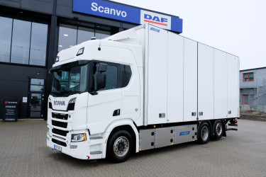Scania R590 V8 6x2*4 Närko skåpbil - Zepro 2t lift