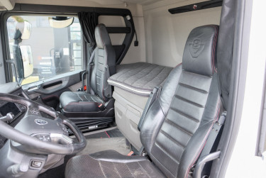 Scania R590 V8 6x2*4 Närko skåpbil - Zepro 2t lift