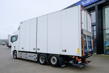 Scania R590 V8 6x2*4 Närko skåpbil - Zepro 2t lift