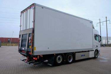 Scania R590 V8 6x2*4 Närko skåpbil - Zepro 2t lift