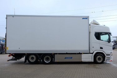 Scania R590 V8 6x2*4 Närko skåpbil - Zepro 2t lift