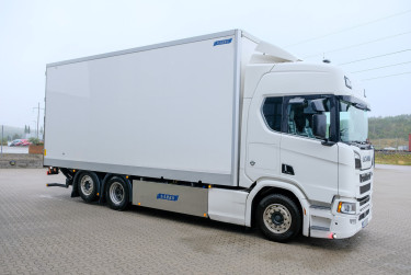 Scania R590 V8 6x2*4 Närko skåpbil - Zepro 2t lift