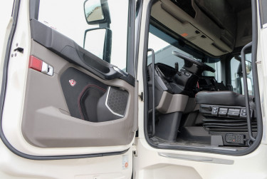 Scania R590 V8 6x2*4 Närko skåpbil - Zepro 2t lift