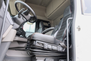 Scania R590 V8 6x2*4 Närko skåpbil - Zepro 2t lift