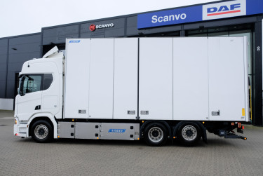 Scania R590 V8 6x2*4 Närko skåpbil - Zepro 2t lift
