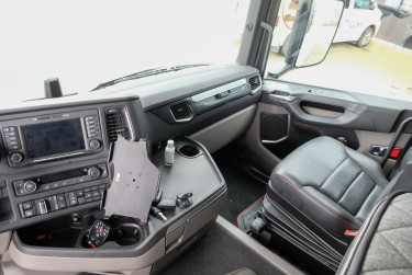 Scania R590 V8 6x2*4 Närko skåpbil - Zepro 2t lift
