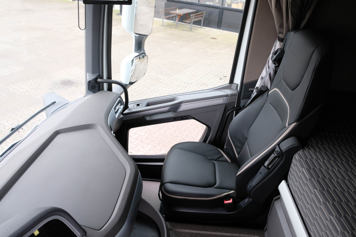 Ny XF 530 FAW Tridem Lastväxlare Ny XF 530 FAW Tridem Lastväxlare