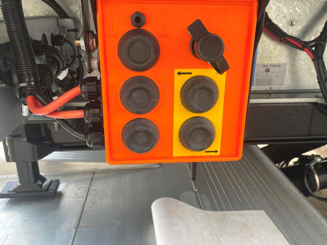 3 axlad trailer med lift 3 axlad trailer med lift