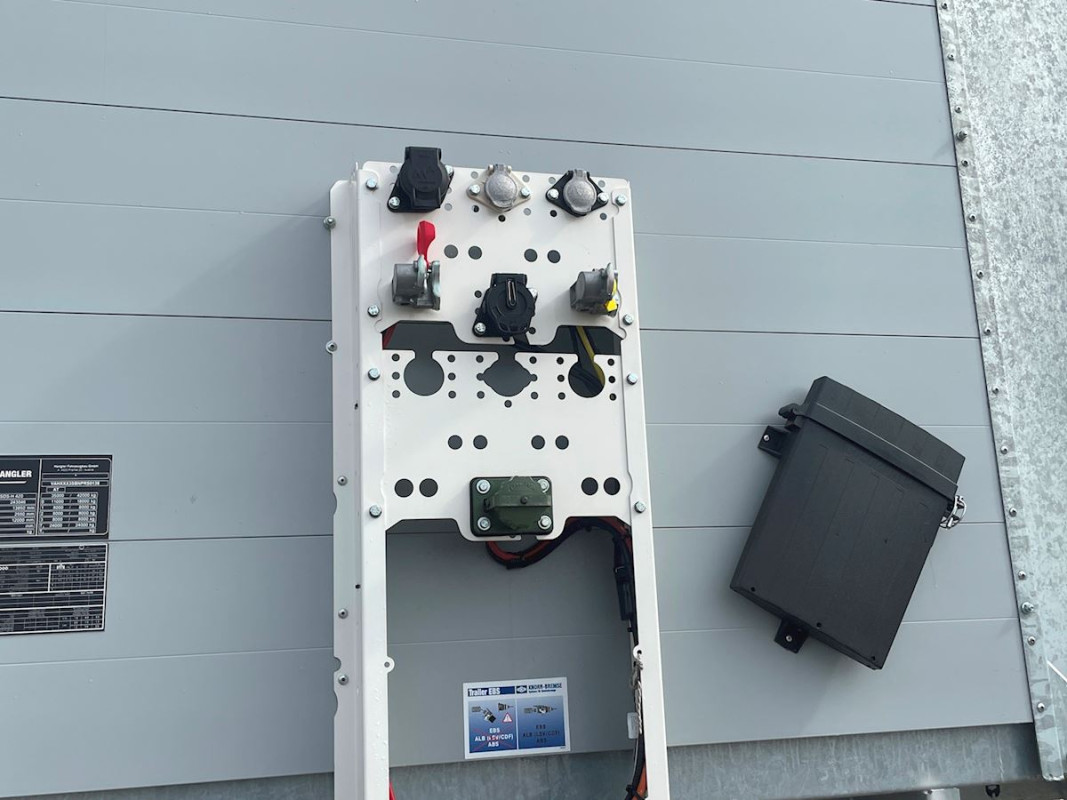 3 axlad trailer med lift 3 axlad trailer med lift