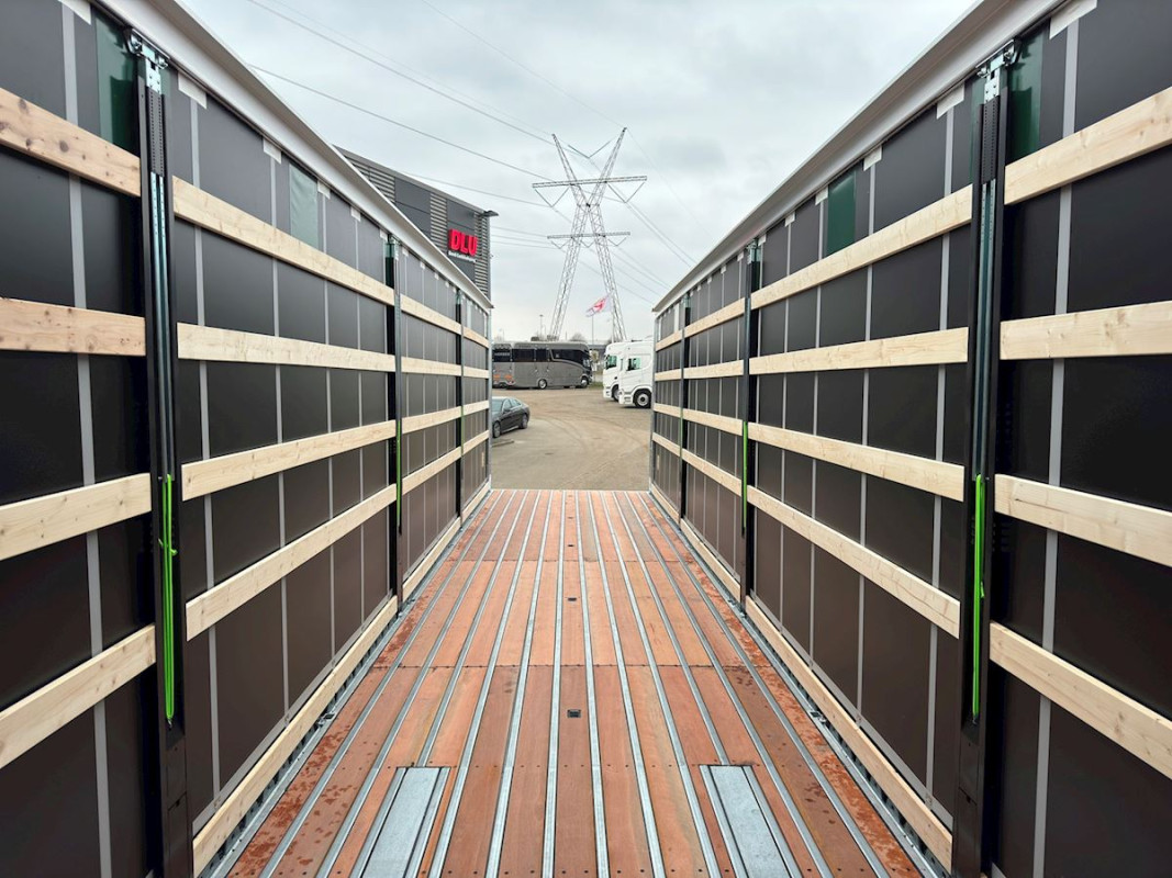 3 axlad trailer 45 ton med hållar för truck 3 axlad trailer 45 ton med hållar för truck