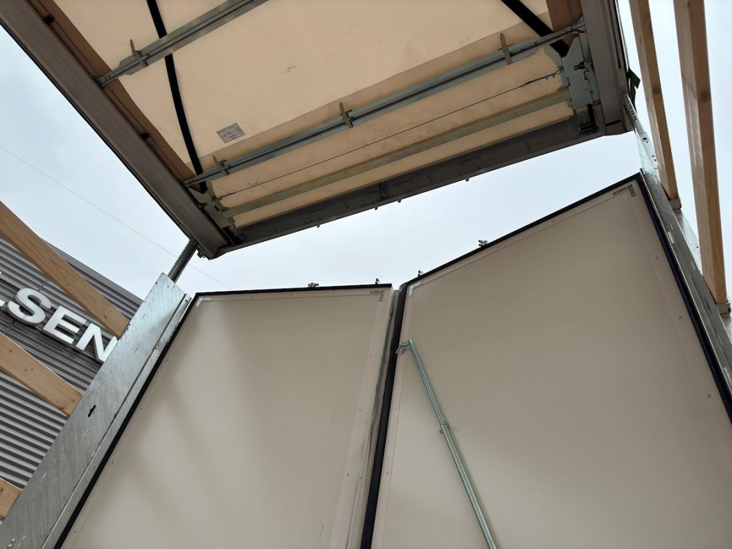 3 axlad trailer 45 ton med hållar för truck 3 axlad trailer 45 ton med hållar för truck