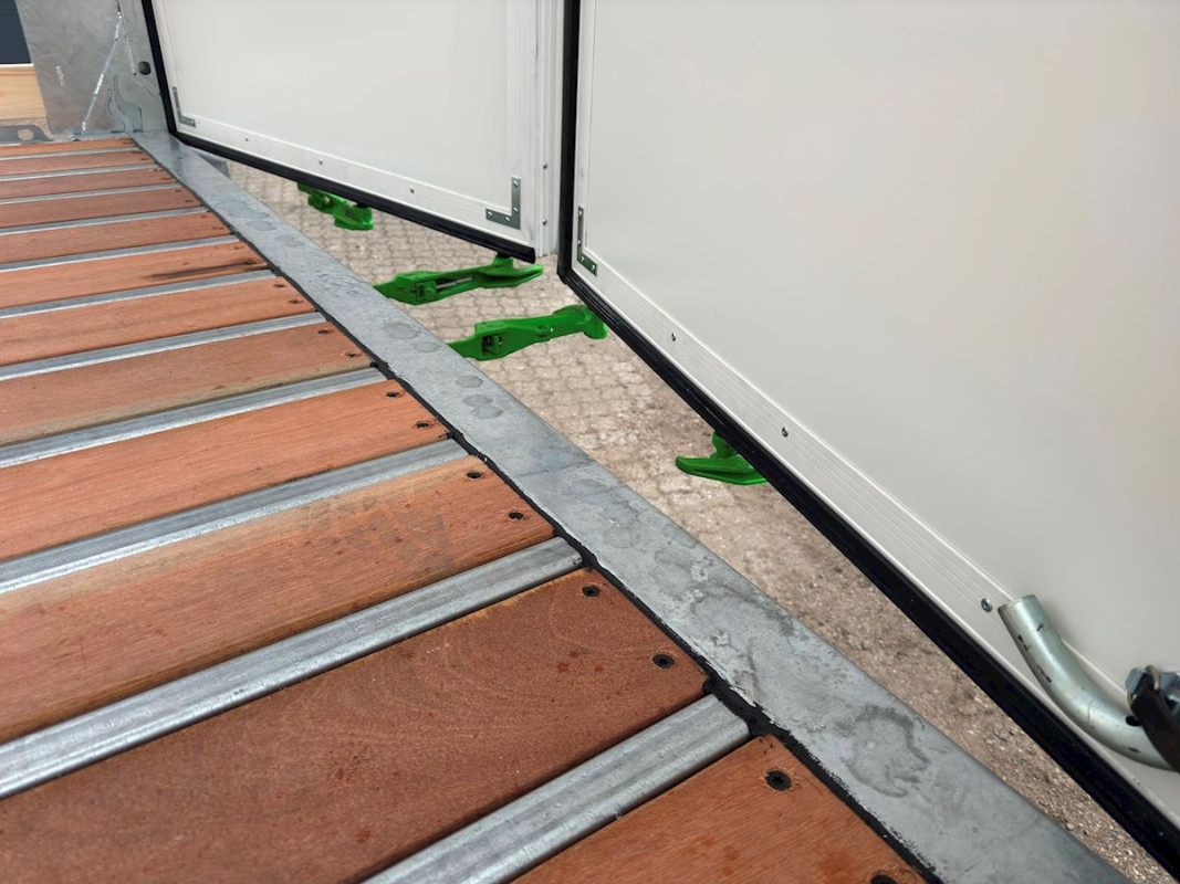 3 axlad trailer 45 ton med hållar för truck 3 axlad trailer 45 ton med hållar för truck