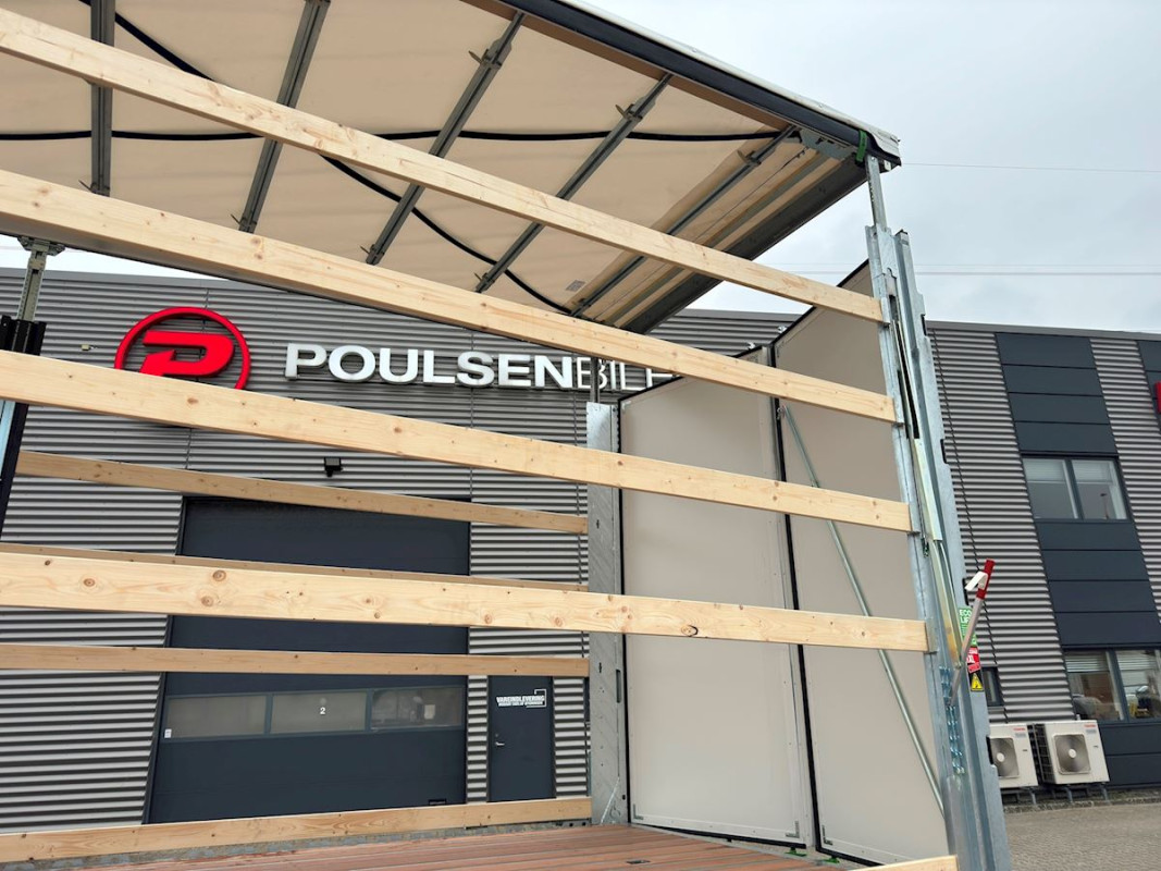 3 axlad trailer 45 ton med hållar för truck 3 axlad trailer 45 ton med hållar för truck