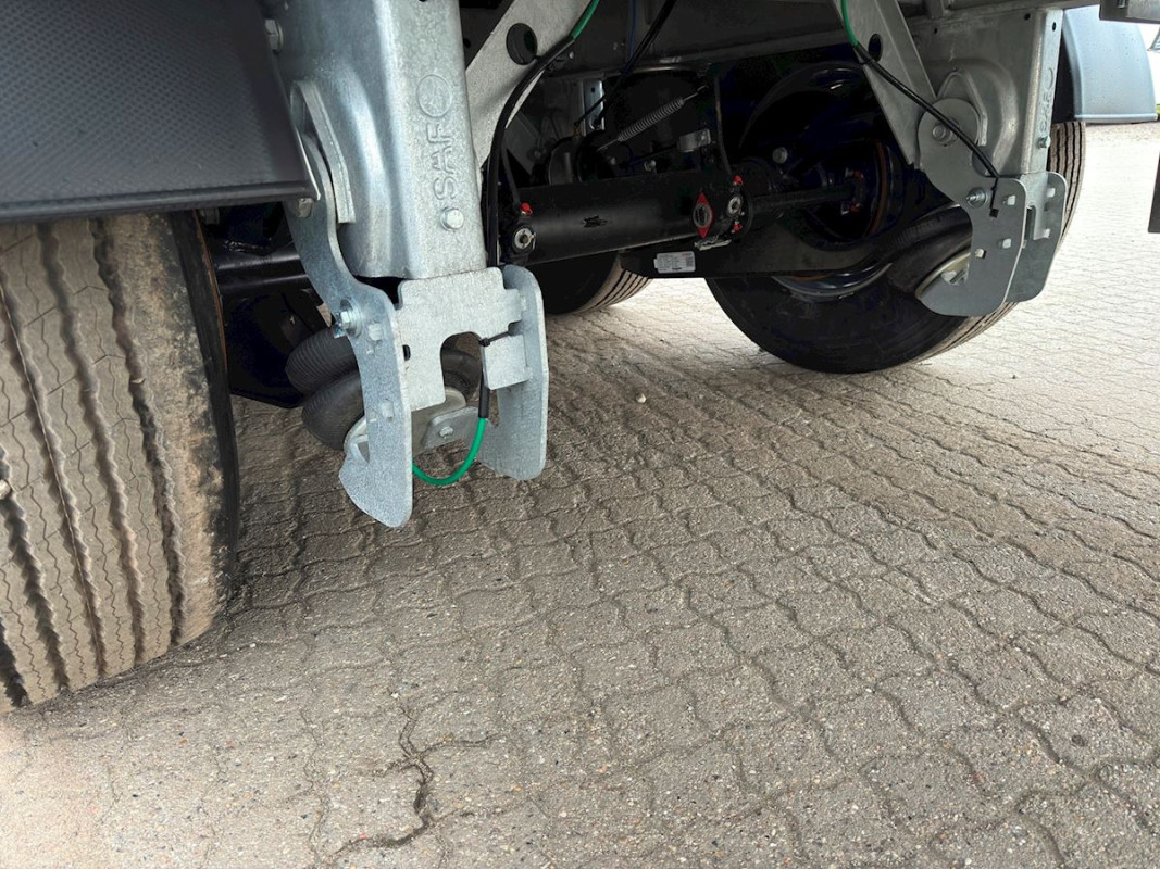 3 axlad trailer 45 ton med hållar för truck 3 axlad trailer 45 ton med hållar för truck